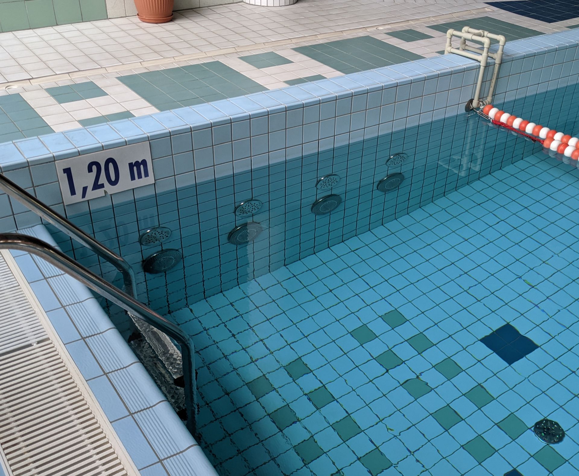 Masaż ścienny czterodyszowy umiejscowiony w basenie rekreacyjnym na ścianie basenu pod wodą. Wyłączony.